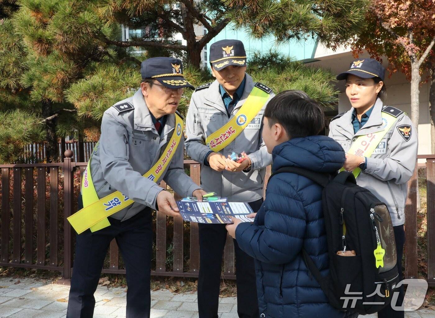 본문 이미지 - 김철문 전북경찰청장이 전주화정초등학교 정문에서 어린이 약취·유인 예방 캠페인 활동을 하고 있다.&#40;전북경찰청 제공. 재판매 및 DB 금지&#41;