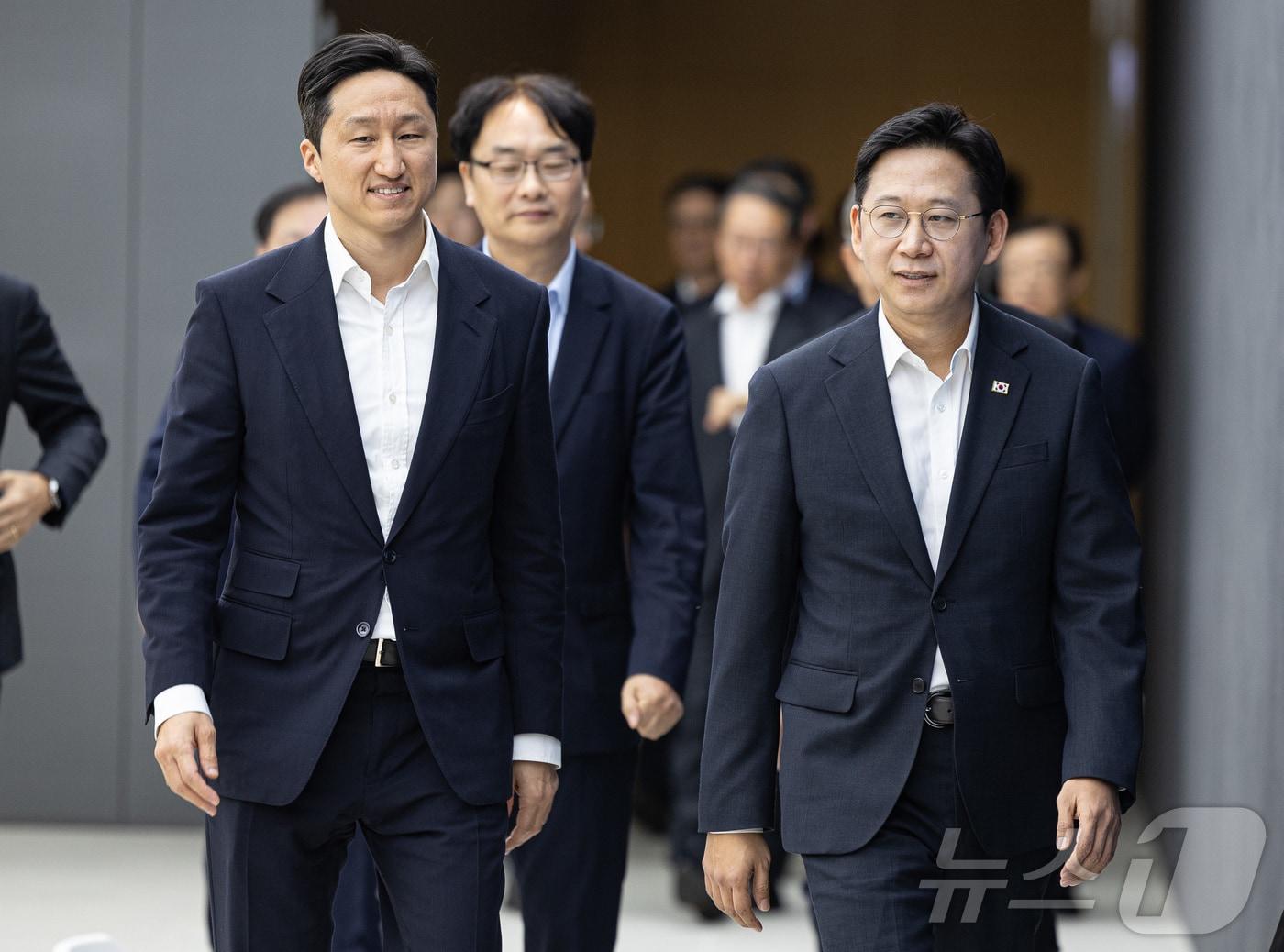 본문 이미지 - 배경훈 부총리 겸 과학기술정보통신부 장관&#40;오른쪽&#41;과 정기선 HD현대 회장이 20일 경기도 성남시 분당구 HD현대글로벌R&D센터에서 열린 HD현대·UNIST 등 ‘조선·해양 산업 AI 업무협약 체결식’에 참석하고 있다. 2025.11.20/뉴스1 ⓒ News1 이재명 기자