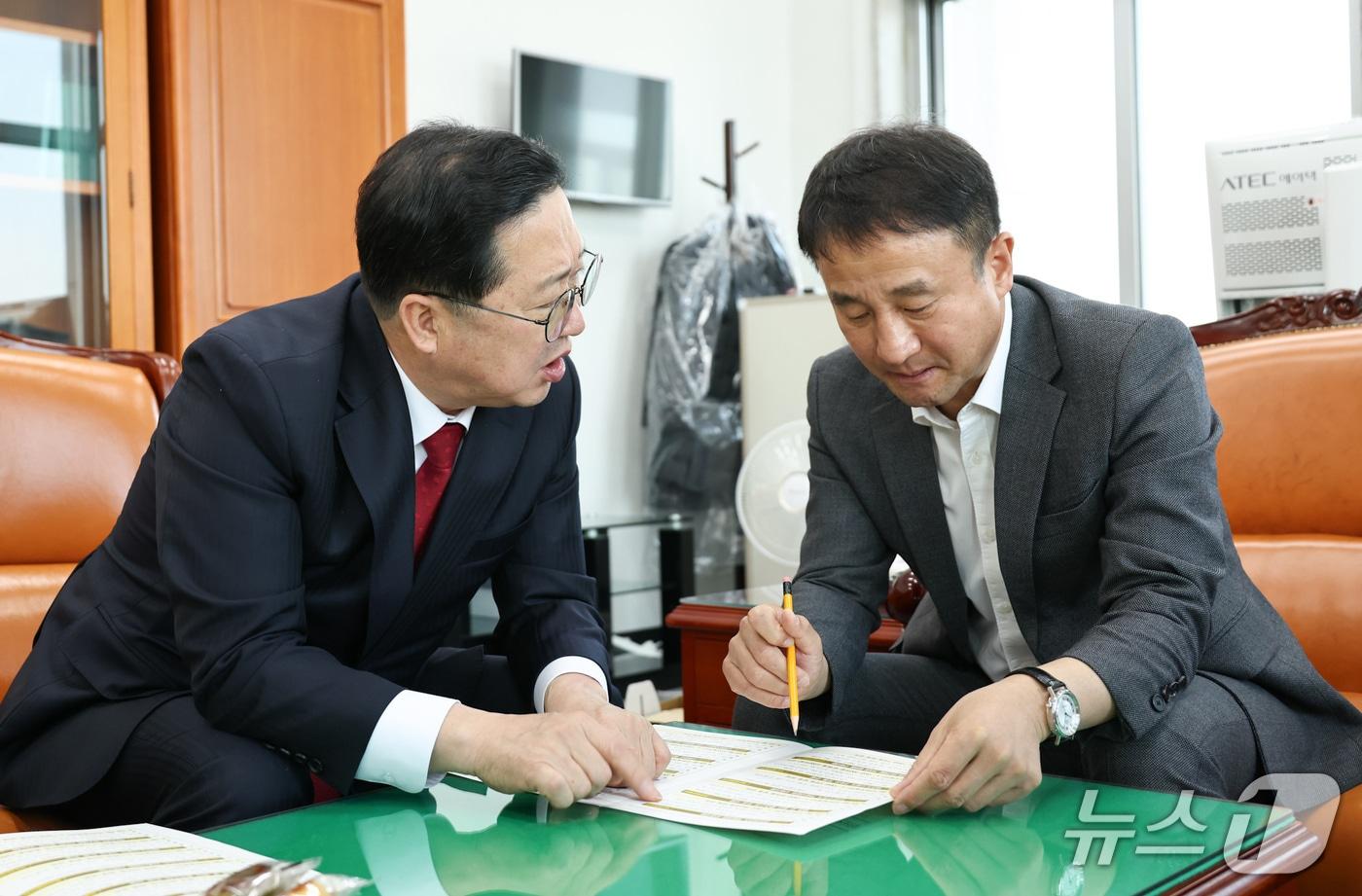 이장우 대전시장이 20일 한병도 예결특위 위원장을 찾아 지역 현안에 대한 국비 지원을 요청했다. &#40;시 제공&#41; / 뉴스1