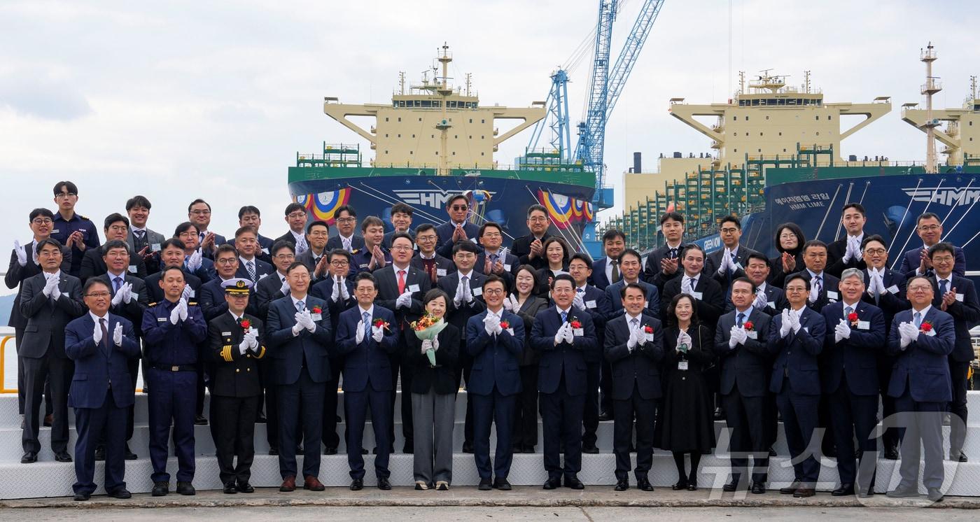 HD현대삼호는 20일 전남 영암 야드 내 제1돌핀안벽에서 9000TEU급 메탄올 이중연료추진 컨테이너선 명명식을 개최했다.&#40;HD현대삼호 제공, 재배포 및 DB 금지&#41;/뉴스1