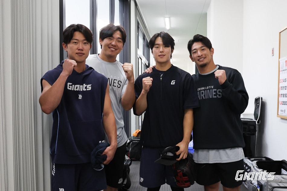 본문 이미지 - 롯데 자이언츠 내야수 전민재&#40;왼쪽&#41;는 지바 롯데 마린스 마무리캠프에서 훈련했다. &#40;롯데 자이언츠 제공&#41;