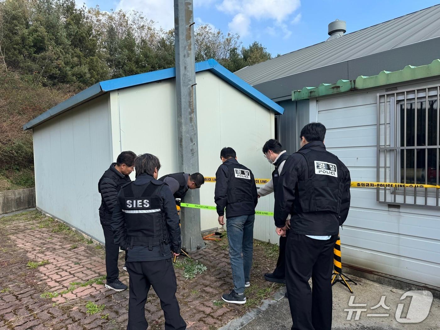 본문 이미지 - 전북경찰청은 전주보호관찰소와 공조해 전자발찌를 훼손하고 달아난 성범죄자를 추적·검거하는 훈련을 진행했다고 20일 밝혔다.&#40;전북경찰청 제공. 재판매 및 DB금지&#41;