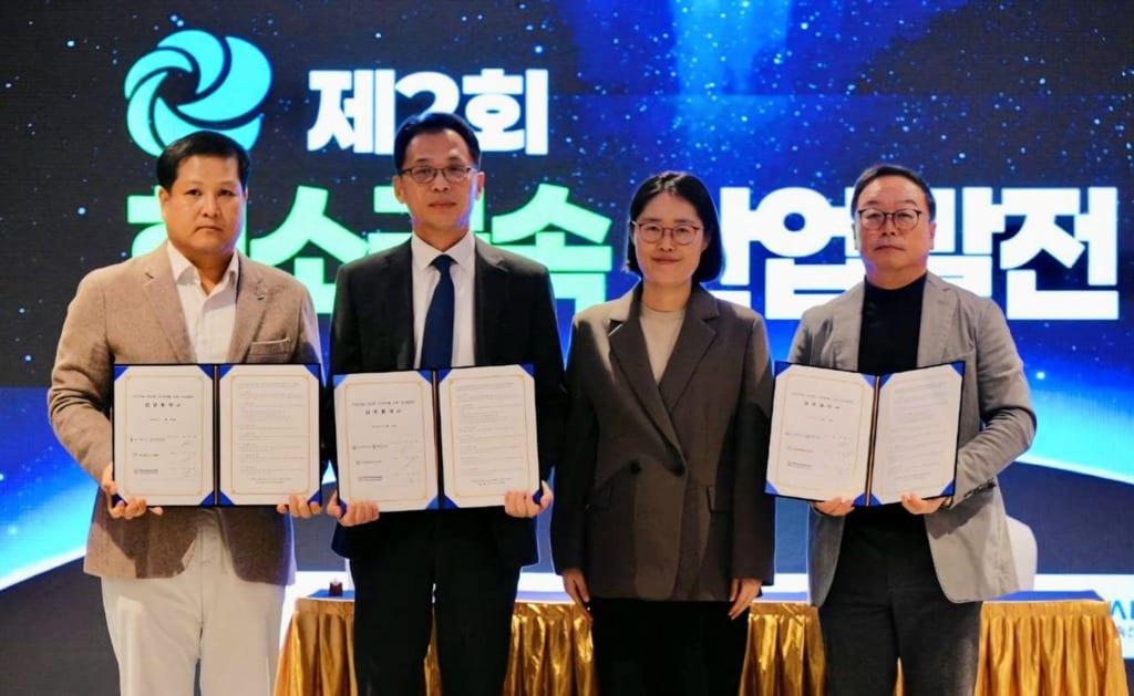 본문 이미지 - 고려아연이 20일 서울 용산구 피스앤파크 컨벤션에서 열린 &#39;제2차 희소금속 산업발전협의회&#39;에서 국가희소금속센터, 에이치케이머티리얼즈와 게르마늄 공급망 안정화를 위한 상생협력 업무협약을 체결했다. 왼쪽부터 차례로 박경태 한국생산기술연구원 국가희소금속센터 소장, 이수환 고려아연 영업본부장, 나성화 산업통상부 산업공급망정책관, 오찬우 에이치케이머티리얼즈 상무. &#40;고려아연 제공&#41;