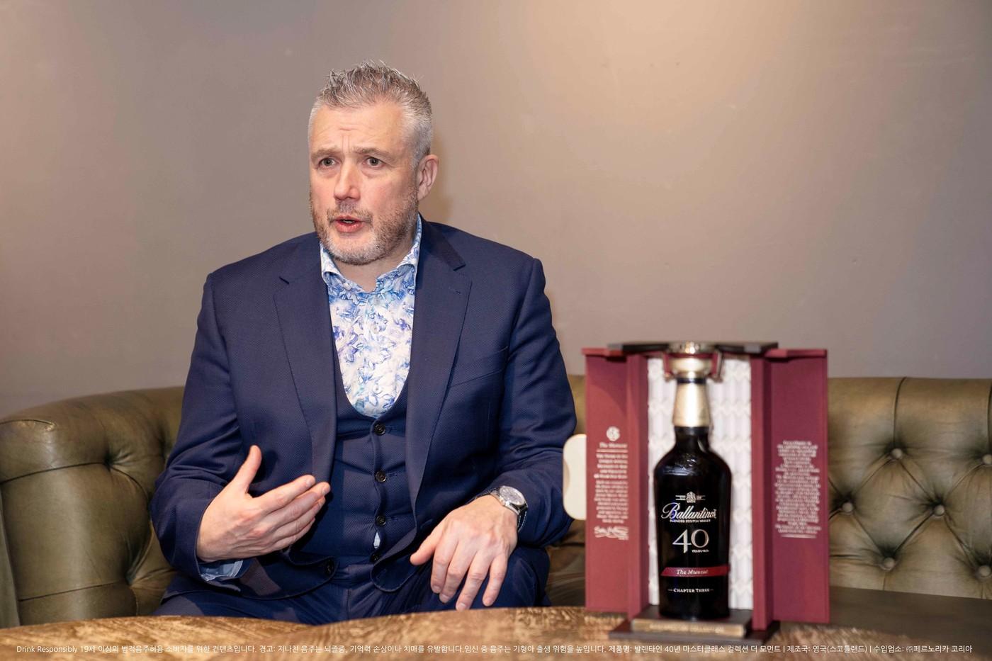 발렌타인 마스터 블렌더 샌디 히슬롭이 지난 19일 서울 강남구 까사 알렉시스에서 인터뷰를 진행하는 모습.&#40;페르노리카코리아 제공&#41; 