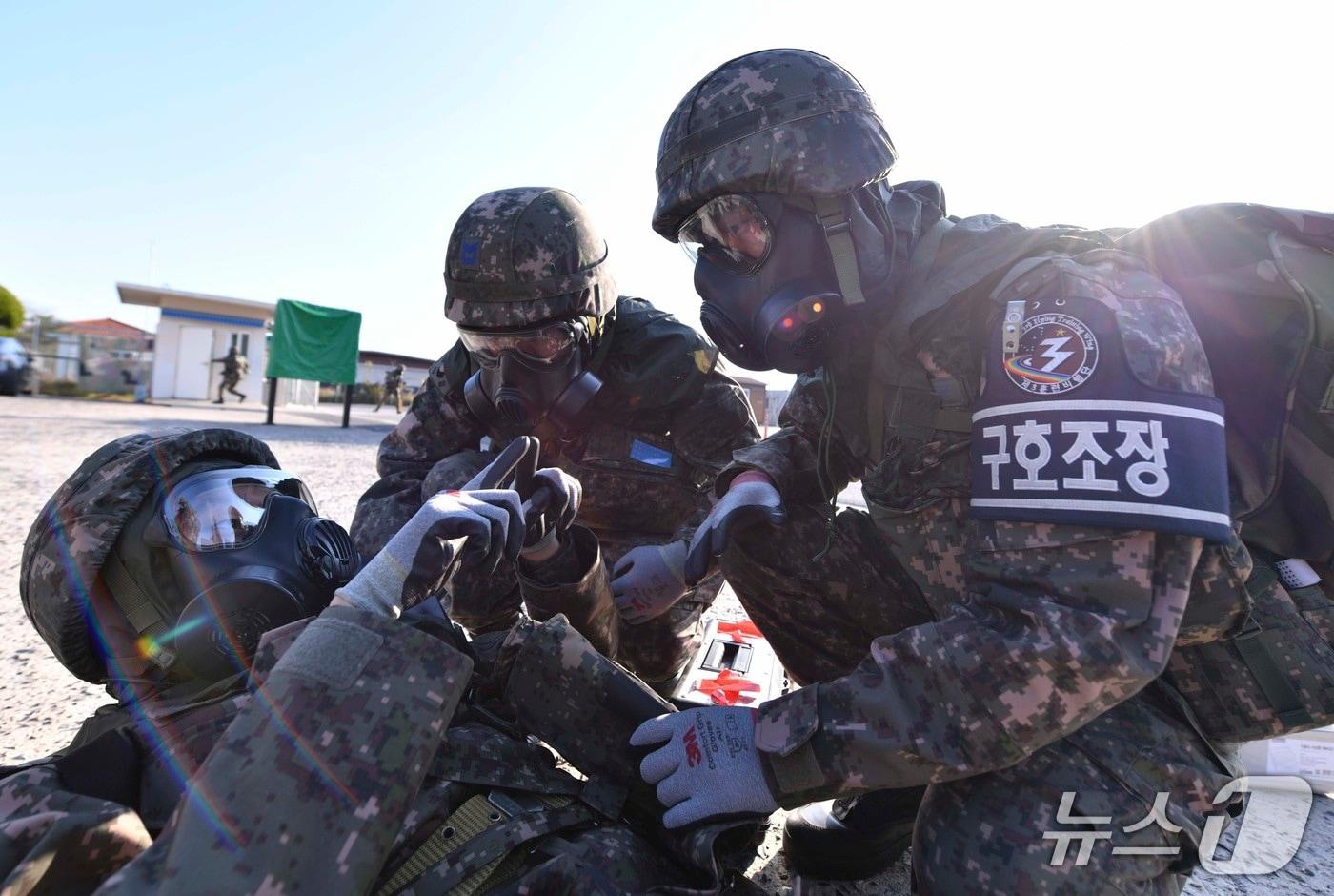 본문 이미지 - 공군 제3훈련비행단에서 진행된 전투태세훈련에서 구호조가 재난 상황을 가정해 환자의 상태를 점검하고 있다.(제3훈비 제공. 재판매 및 DB금지)