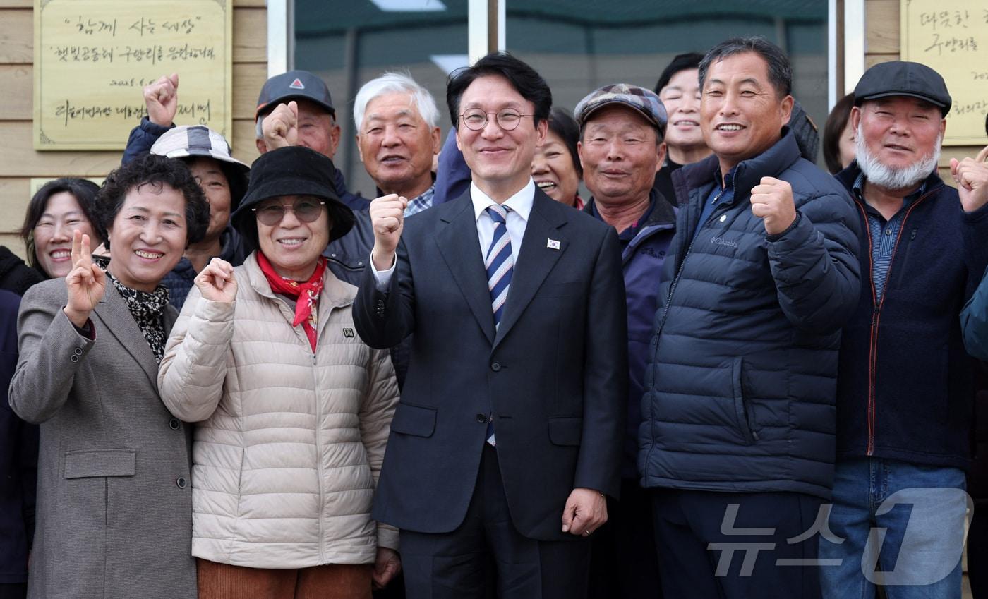 본문 이미지 - 김민석 국무총리가 20일 오후 경기 여주시 구양리 마을 태양광발전소를 찾아 마을주민과 간담회를 하기 전 기념촬영을 하고 있다. 2025.11.20/뉴스1 ⓒ News1 청사사진기자단