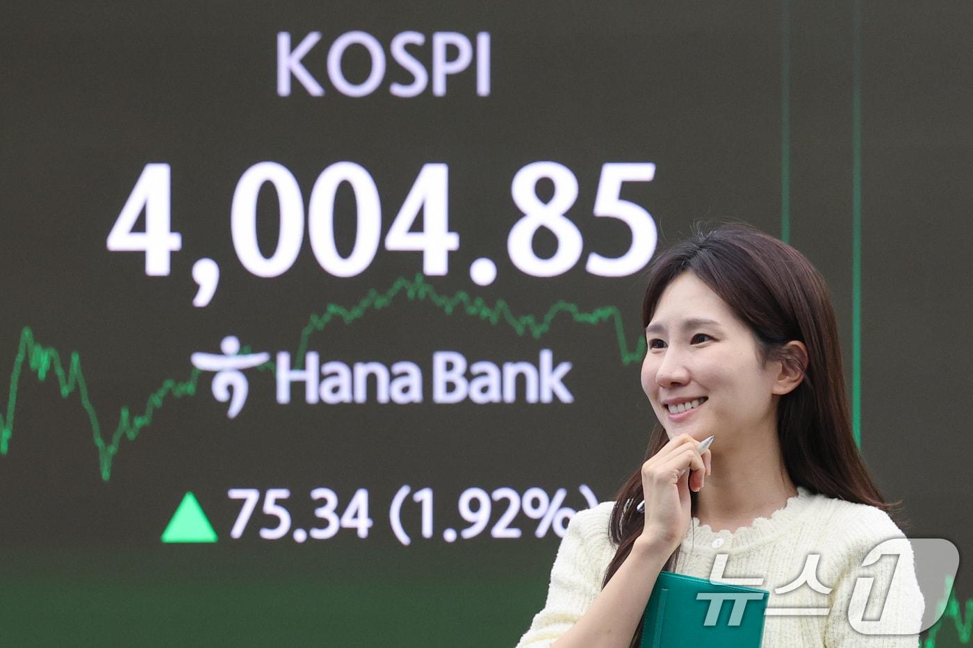 20일 오후 서울 중구 하나은행 본점 딜링룸 전광판에 종가가 나오고 있다. 이날 코스피는 75.34포인트&#40;p&#41;&#40;1.92%&#41; 상승한 4004.85, 코스닥은 20.62p&#40;2.37%&#41; 상승한 891.94로 마감했다. 서울외환시장에서 달러·원 환율은 전일 오후 3시 30분 주간종가 대비 2.3원 오른 1467.9원을 기록했다. 2025.11.20/뉴스1 ⓒ News1 안은나 기자