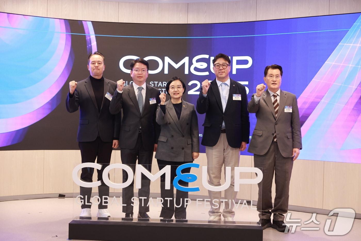 한성숙 중소벤처기업부 장관이 20일 서울 강남구 글로벌스타트업센터&#40;GSC&#41;에서 열린 &#39;컴업&#40;COMEUP&#41; 2025&#39; 미디어데이에서 이정민 벤처기업협회 사무총장, 김학균 한국벤처캐피탈협회장, 한상우 코리아스타트업포럼 의장, 유종필 창업진흥원장과 기념 촬영을 하고 있다.&#40;중소벤처기업부 제공&#41;