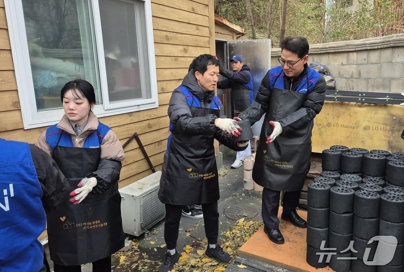 골프존그룹 임직원 600여 명이 20일 강남구 수서동과 노원구 상계동 일대에서 연말 봉사활동을 진행했다. 상계동 연탄 나눔에 참여한 최덕형 골프존홀딩스 대표이사&#40;오른쪽&#41;. &#40;골프존 제공&#41;