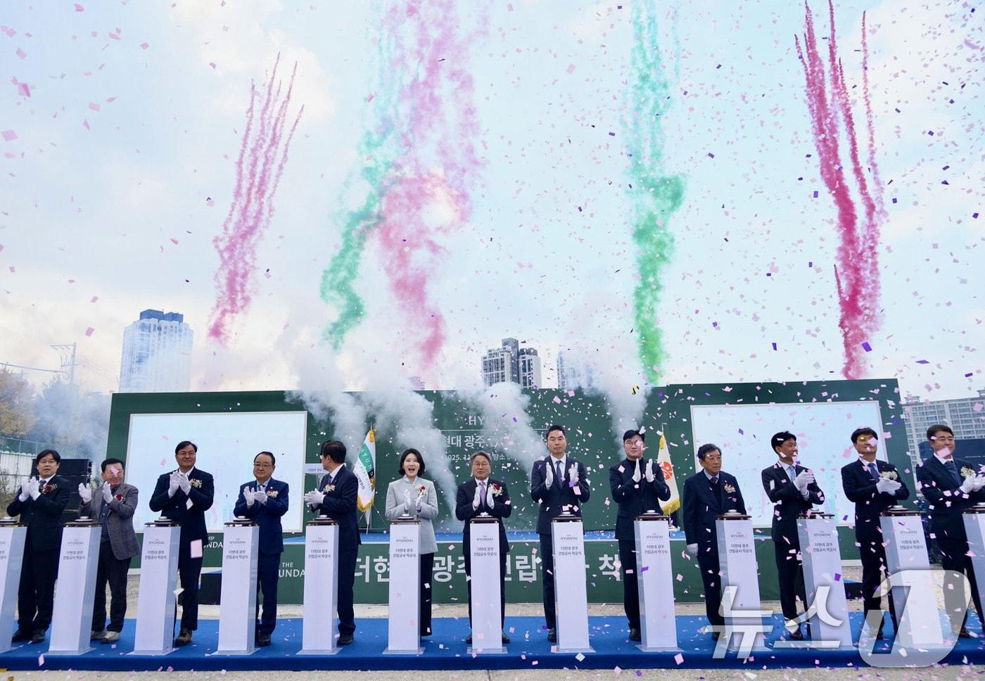 강기정 광주시장이 20일 오후 북구 옛 전방·일신방직 부지에서 열린 &#39;더현대 광주 착공식&#39;에 참석해 축하 발파 퍼포먼스를 하고 있다.&#40;광주시 제공. 재판매 및 DB 금지&#41; 2025.11.20/뉴스1 ⓒ News1 박준배 기자