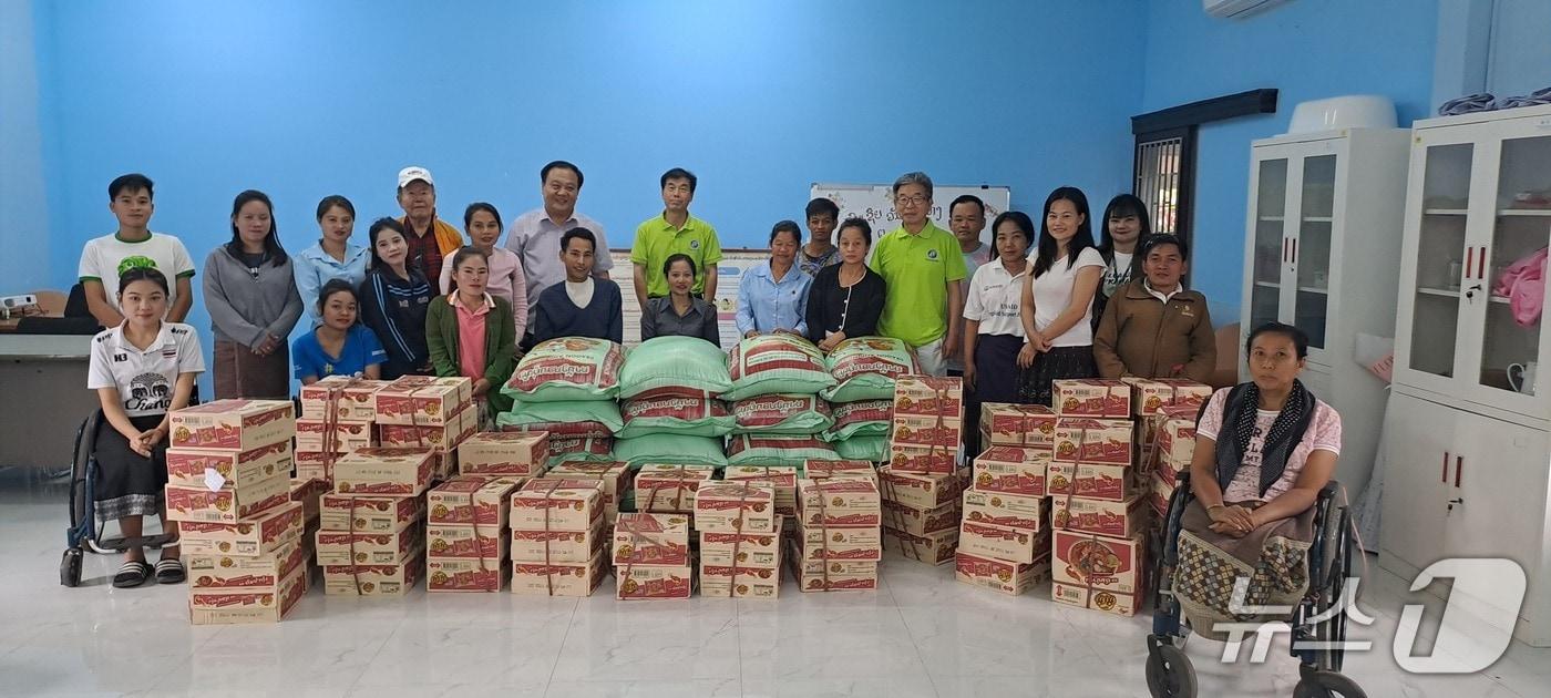 글로벌프랜드가 활동 20주년을 맞아 지난 19일 라오스 비엔티안 여성장애인센터를 방문해 물품을 전달하고 있다.&#40;글로벌프랜드 제공&#41;