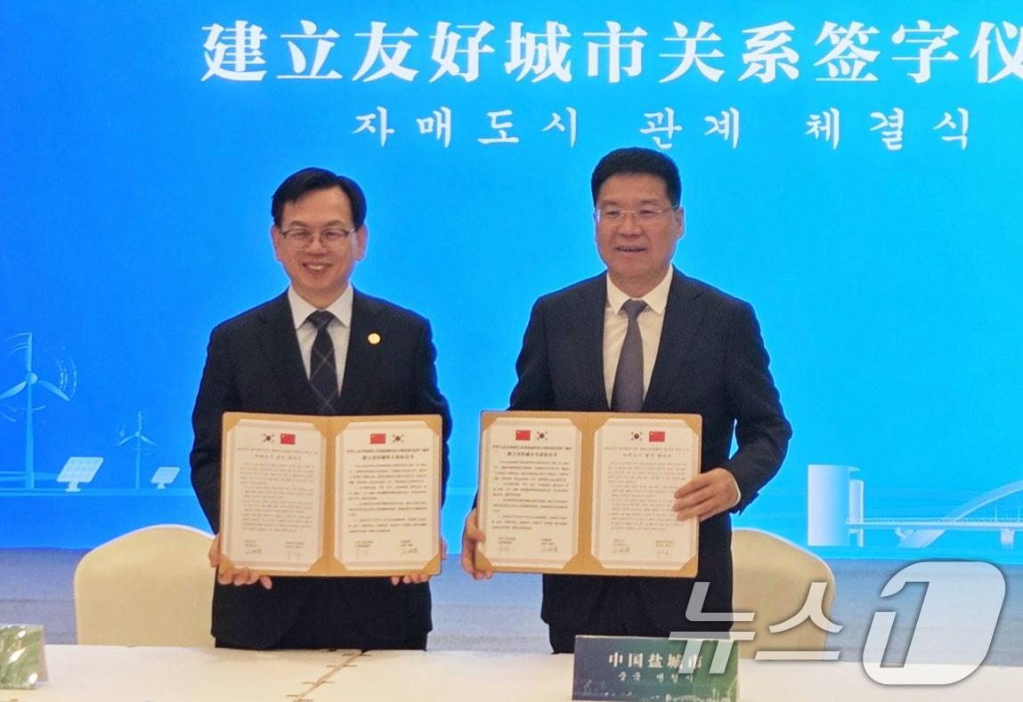 본문 이미지 - 고광완 광주시 행정부시장이 20일 중국 옌청시 영빈관 구룡홀에서 &#39;광주시-중국 옌청시 자매도시 결연 협정&#39;을 체결하고, 옌한핑 옌청시장과 기념촬영을 하고 있다.&#40;광주시 제공. 재판매 및 DB 금지&#41; 
