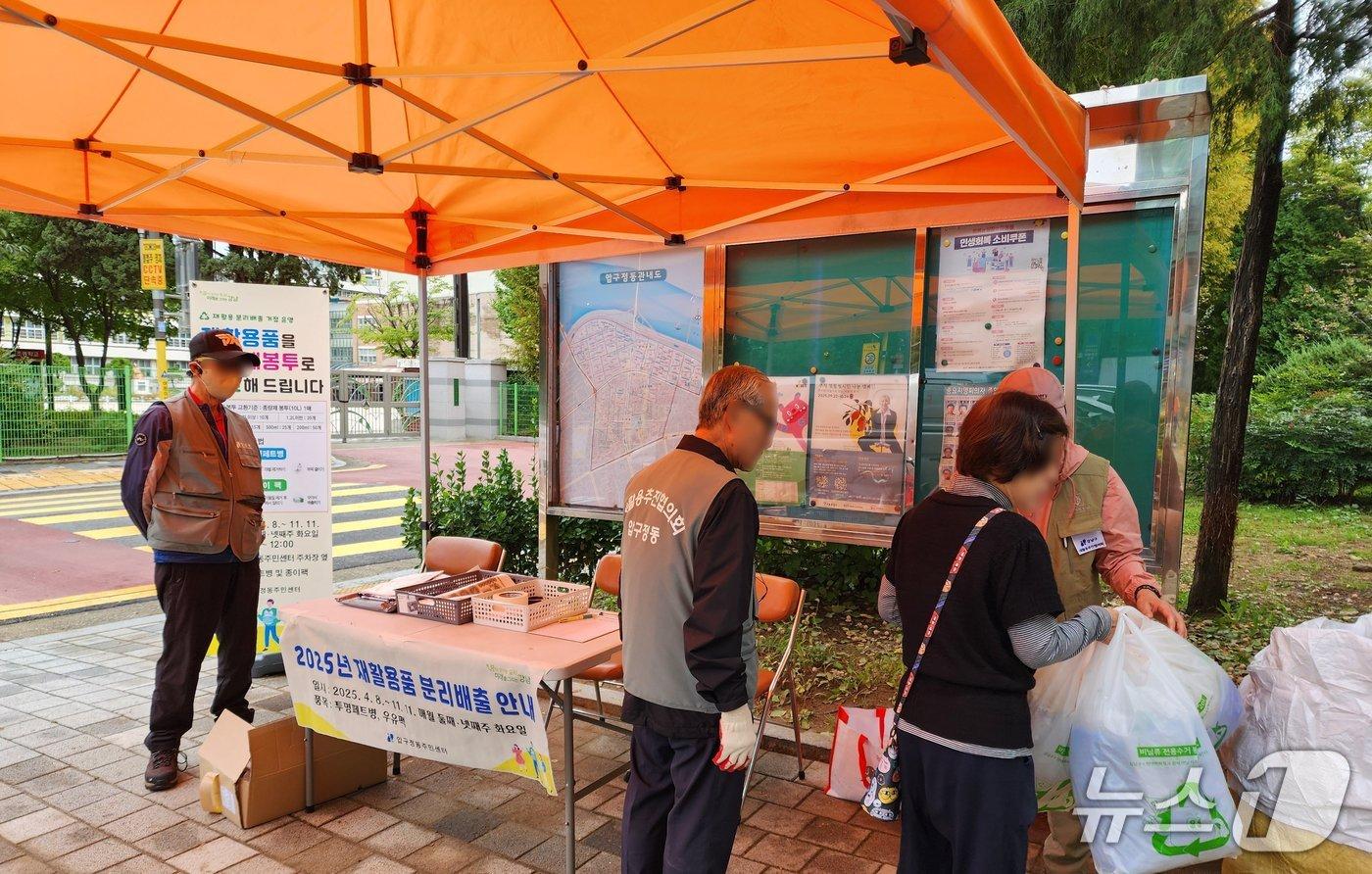 지난 14일 압구정동 주민센터가 운영한 재활용 분리거점을 방문해 전용수거봉투에 담긴 폐비닐을 분리배출하는 강남구민