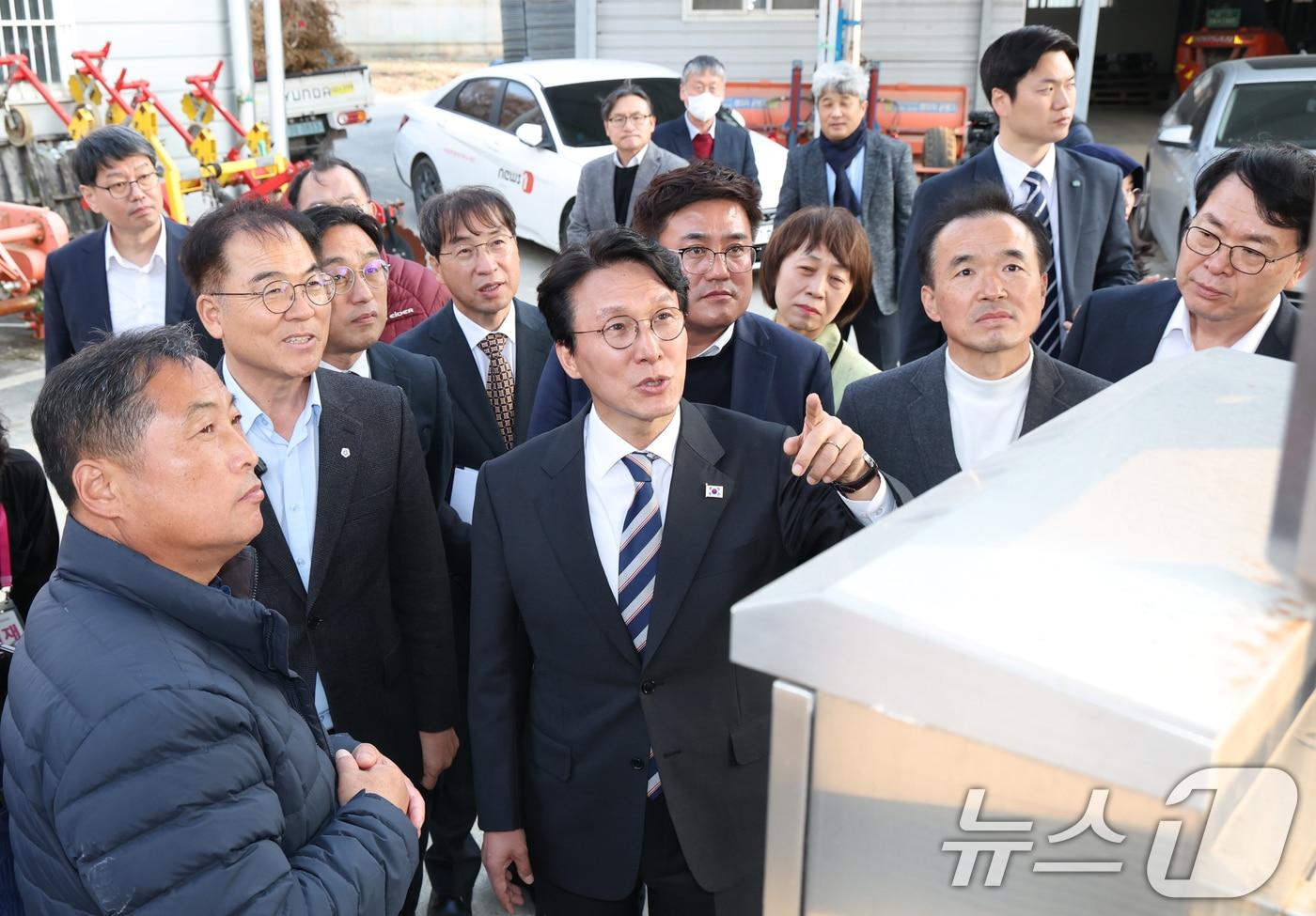 본문 이미지 - 김민석 국무총리가 여주시 세종대왕면 구양리 마을을 방문해 태양광 발전시설을 둘러보고 있다. 2025.11.20 ⓒ 뉴스1 김영운 기자