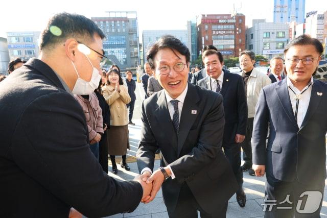 본문 이미지 - 20일 경주시청을 방문한 김민석 국무총리가 직원들과 인사를 나누고 있다. &#40;경주시 제공. 재판매 및 DB금지&#41;/뉴스1