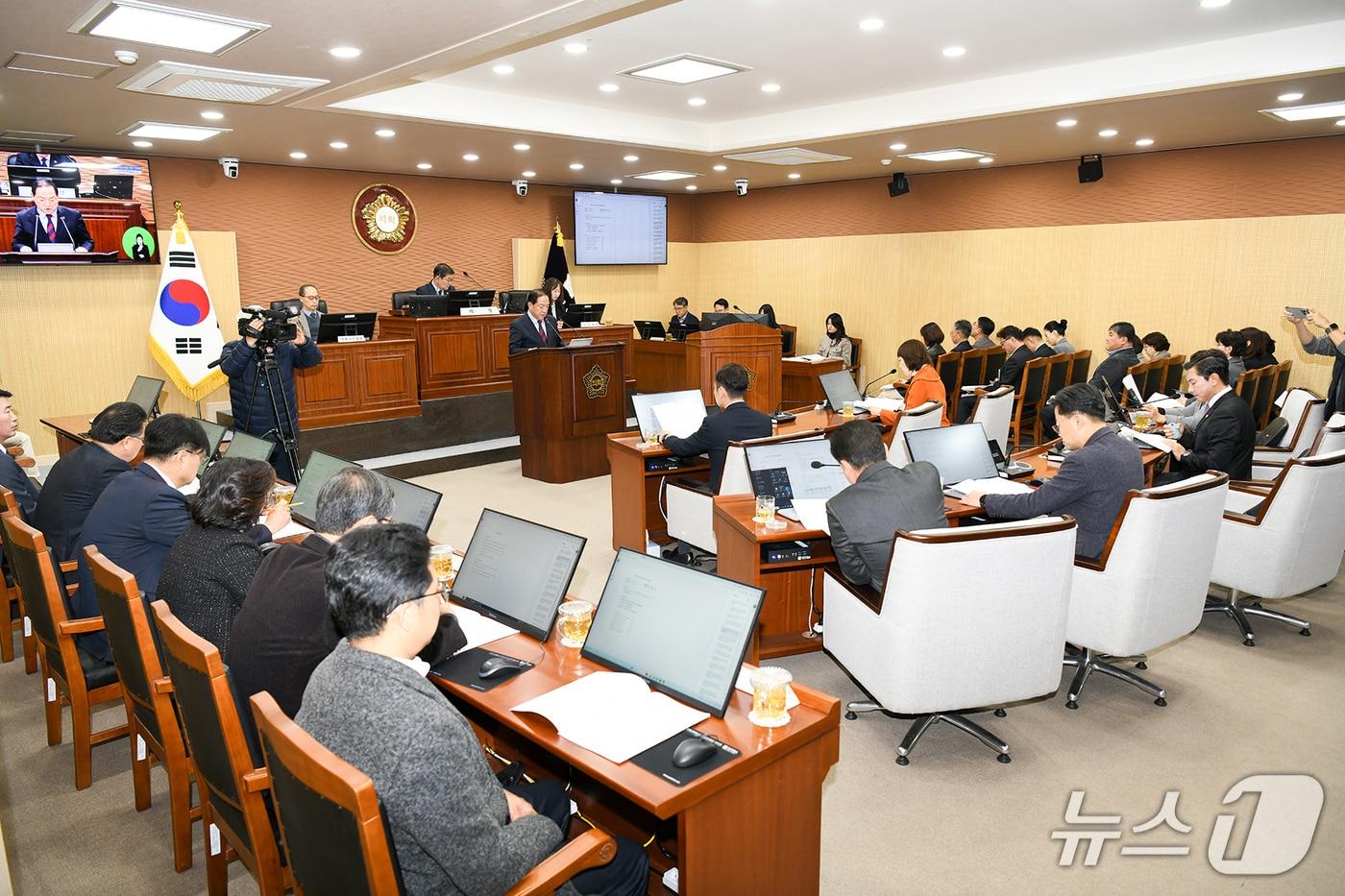 2025년도 본예산안 제출 당시 시정연설하는 이병선 속초시장 자료사진.&#40;속초시 제공, 재판매 및 DB 금지&#41;