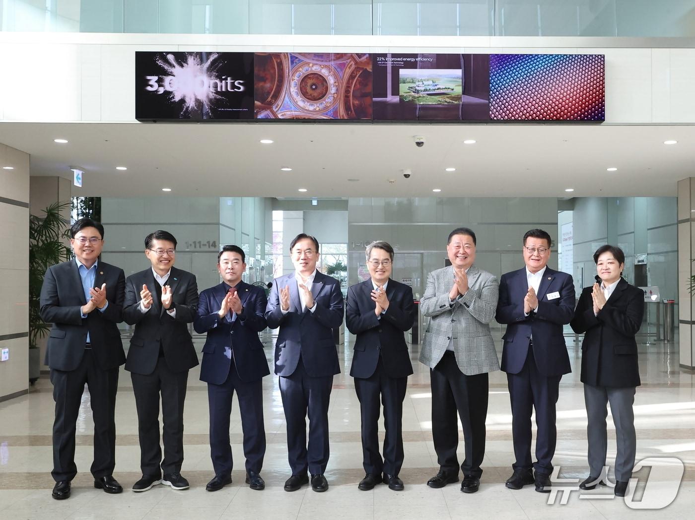 본문 이미지 - 20일 오후 김동연 경기도지사가 파주 LG디스플레이 국내복귀 투자현장을 방문해 김경일 파주시장, 정철동 LG디스플레이 대표이사, 박정 국회의원 및 관계자들과 간담회를 마치고 기념촬영을 하고 있다.&#40;경기도 제공. 재판매 및 DB금지&#41;