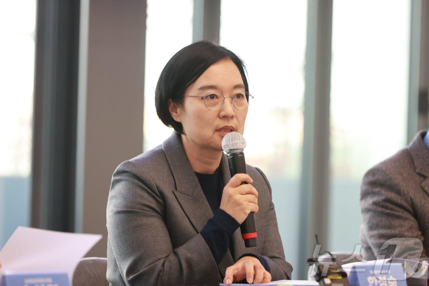 한성숙 중소벤처기업부 장관이 20일 서울 강남구 씨스퀘어에서 열린 &#39;소상공인 성장 제1차 릴레이 간담회&#39;에서 인사말을 하고 있다. &#40;중소벤처기업부 제공. 재판매 및 DB 금지&#41; 2025.11.20/뉴스1