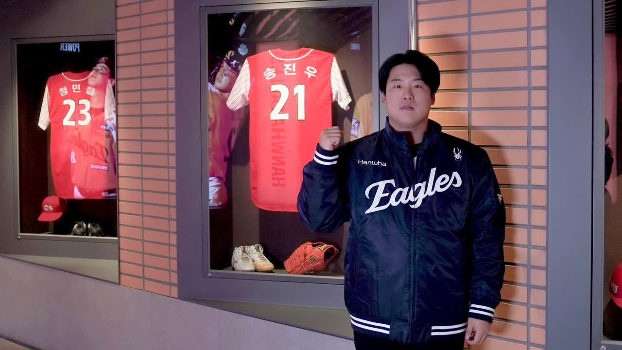 본문 이미지 - 강백호는 한화 이글스와 4년 총액 최대 100억 원 계약을 맺었다. &#40;한화 이글스 제공&#41;