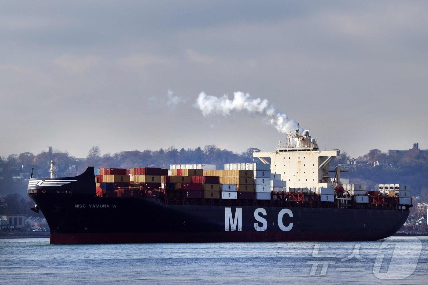 미국 뉴욕항의 한 컨테이너 화물선/ 2025.11.19. ⓒ AFP=뉴스1 