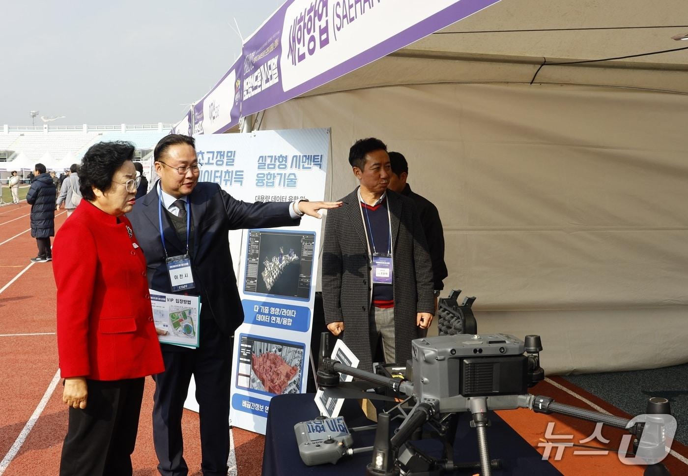 김경희 시장이 20일 오후 이천종합운동장에서 개막한 ‘2025 이천 첨단방산드론 페스티벌’에서 전시 부스를 살펴보고 있다.&#40;이천시 제공&#41;