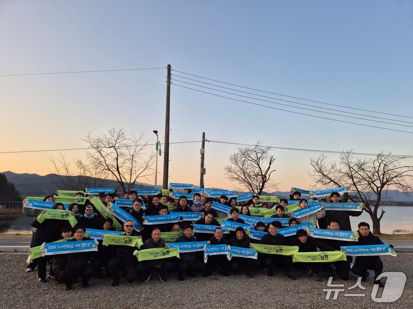 본문 이미지 - 한국전력 강원본부 사회봉사단,  ‘에코 플로깅&#40;Eco-Plogging&#41; 봉사활동’ 진행.&#40;한전 강원본부 제공, 재판매 및 DB금지&#41;