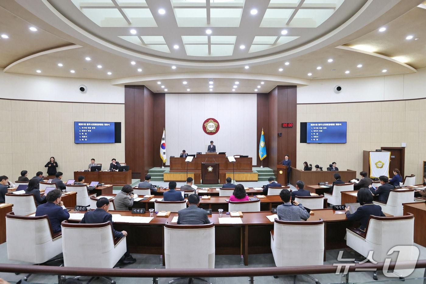 강원 원주시의회가 20일 의회 본회의장에서 제261회 제2차 정례회를 개회했다. 의회는 이날부터 오는 12월 19일까지 30일간의 일정으로 정례회 일정을 소화한다. &#40;원주시의회 제공. 재판매 및 DB금지&#41; 2025.11.20/뉴스1
