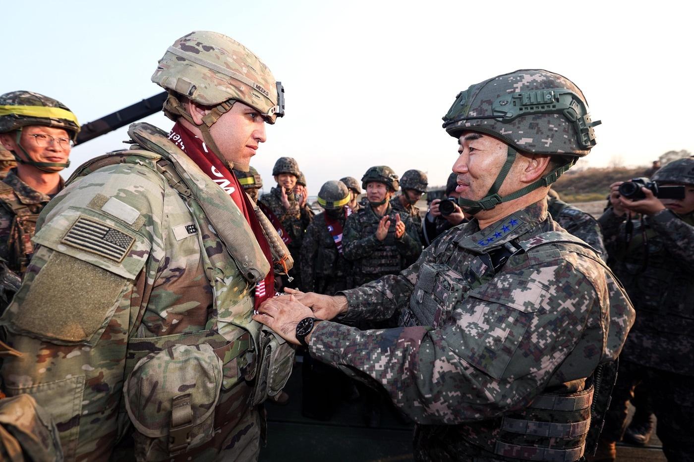 진영승 합참의장이 호국훈련에 참가한 미군장병을 격려하고 있다.&#40;국방일보 제공&#41;