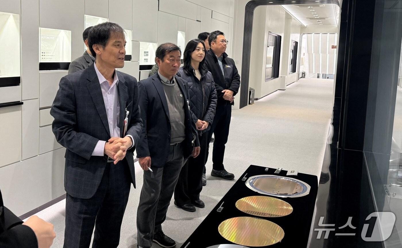 홍동곤 청장&#40;맨 앞&#41;이 20일 이천시 SK하이닉스에서 관계자들과 사업장 내부 시설을 확인하고 있다.&#40;한강청 제공&#41;