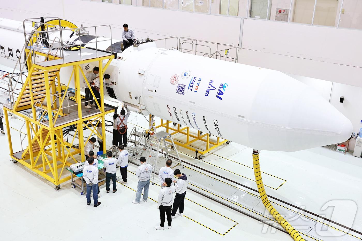 지난 19일 전라남도 고흥 나로우주센터 조립동에서 연구진들이 누리호 4차 발사 총조립을 수행하고 있다. (한국항공우주연구원 제공. 재판매 및 DB 금지) 2025.11.20/뉴스1