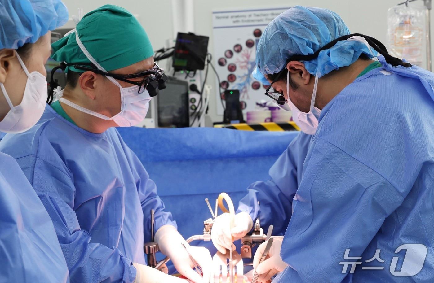 &#40;왼쪽부터&#41;서울아산병원 황대욱 간담도췌외과 교수가 지난 12일 서울아산병원 서관 수술실에서 사우디아라비아 모하메드 알오타이비 전문의에게 췌장절제수술법을 교육하고 있다. &#40;서울아산병원 제공&#41; 2025.11.20/뉴스1