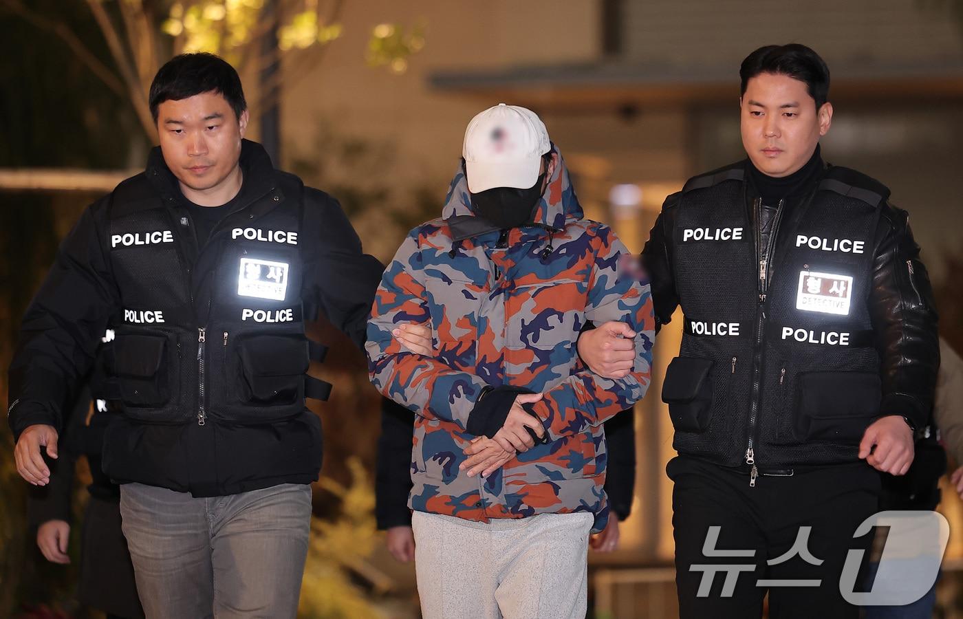 '도이치모터스 주가조작 의혹' 공범 이 모 씨가 20일 충주휴게소에서 체포돼 서울 종로구 광화문 KT 빌딩에 마련된 김건희 특검(특별검사 민중기) 사무실로 압송되고 있다. 2025.11.20/뉴스1 ⓒ News1 김성진 기자