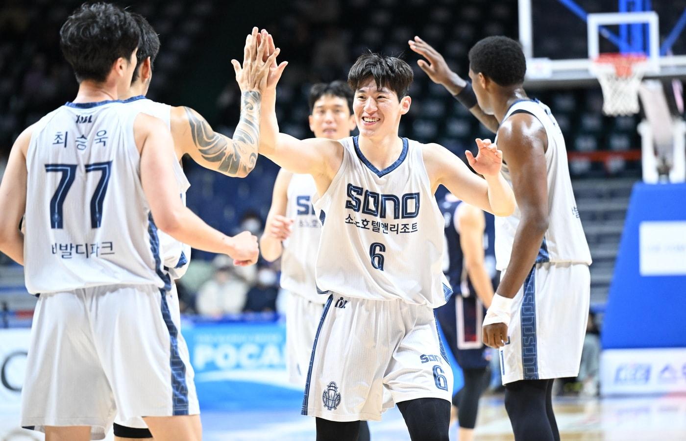 고양 소노 이정현(6번)이 20일 부산 사직체육관에서 열린 2025-26 프로농구 부산 KCC와 원정 경기에서 31점을 기록해 팀 승리를 이끌었다.(KBL 제공)
