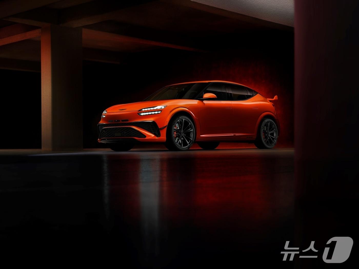 본문 이미지 -  제네시스는 20일&#40;현지시간&#41; 프랑스 남부 르 카스텔레&#40;Le Castellet&#41; 지역에 위치한 폴 리카르 서킷에서 &#39;마그마 월드 프리미어&#39; 행사를 개최하고 브랜드 최초의 고성능 모델 &#39;GV60 마그마&#39;&#40;GV60 Magma&#41;를 처음으로 공개했다.&#40;제네시스 제공&#41;