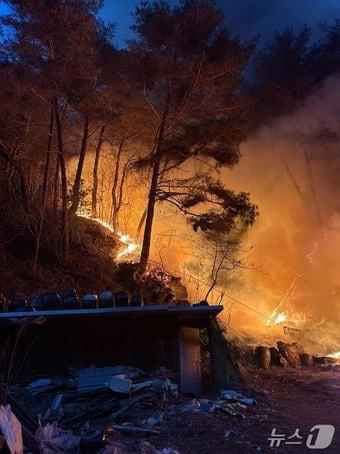본문 이미지 - 강원 인제 기린면 현리 산불 현장.&#40;강원도소방본부 제공,재판매 및 DB금지&#41;/뉴스1