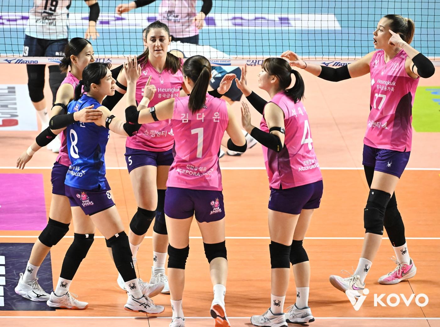 본문 이미지 - 여자프로배구 흥국생명이 20일 GS칼텍스를 꺾고 시즌 개막 후 첫 연승을 달렸다. &#40;KOVO 제공&#41;