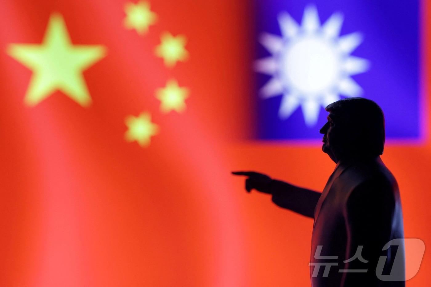 3D 프린터로 제작된 도널드 트럼프 미국 대통령 모형 뒤로 중국 오성홍기와 대만 청천백일만지홍기가 보이는 일러스트. 2025.07.23 ⓒ 로이터=뉴스1 ⓒ News1 김지완 기자