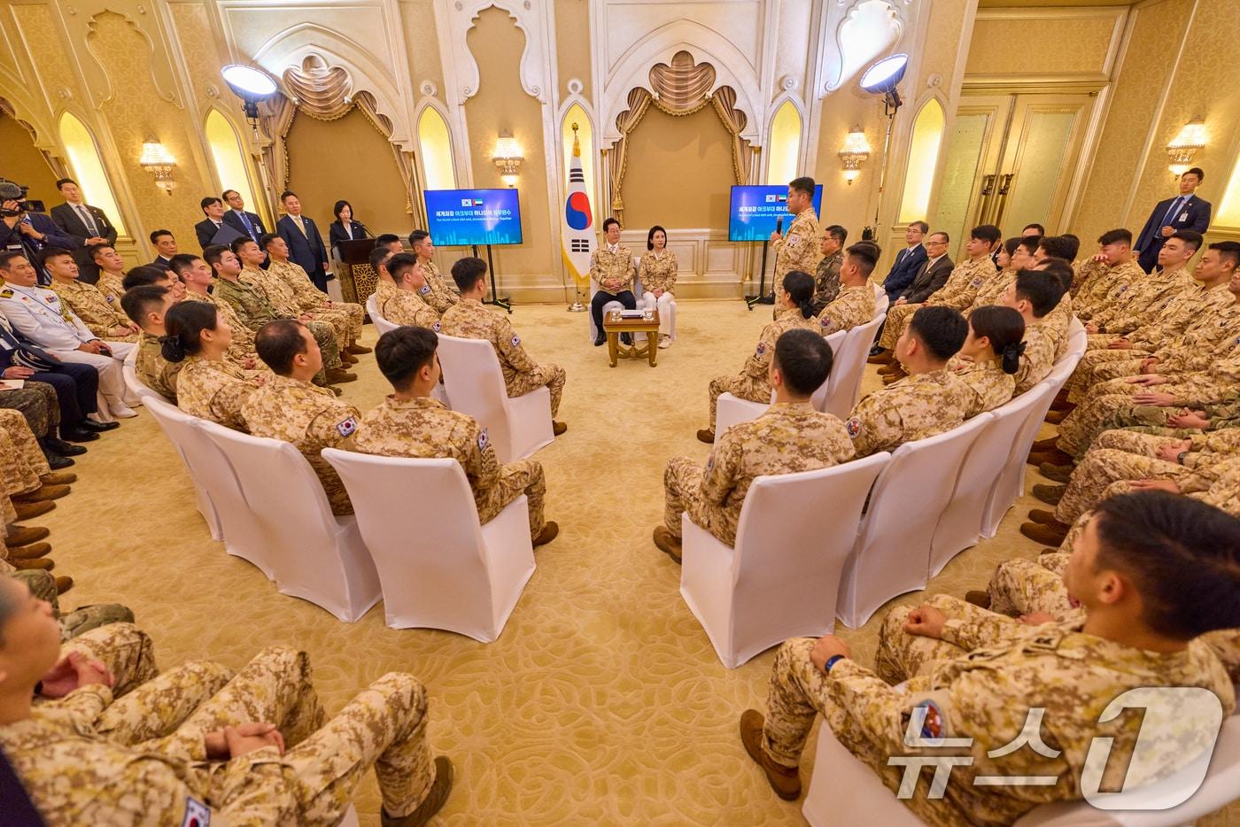 아랍에미리트(UAE)를 국빈 방문 중인 이재명 대통령과 김혜경 여사가 19일(현지 시간) 아부다비 한 호텔에서 열린 아크부대 장병 격려 행사에서 참석자의 발언을 경청하고 있다. (이재명 대통령 SNS. 재판매 및 DB 금지) 2025.11.20/뉴스1 ⓒ News1 허경 기자