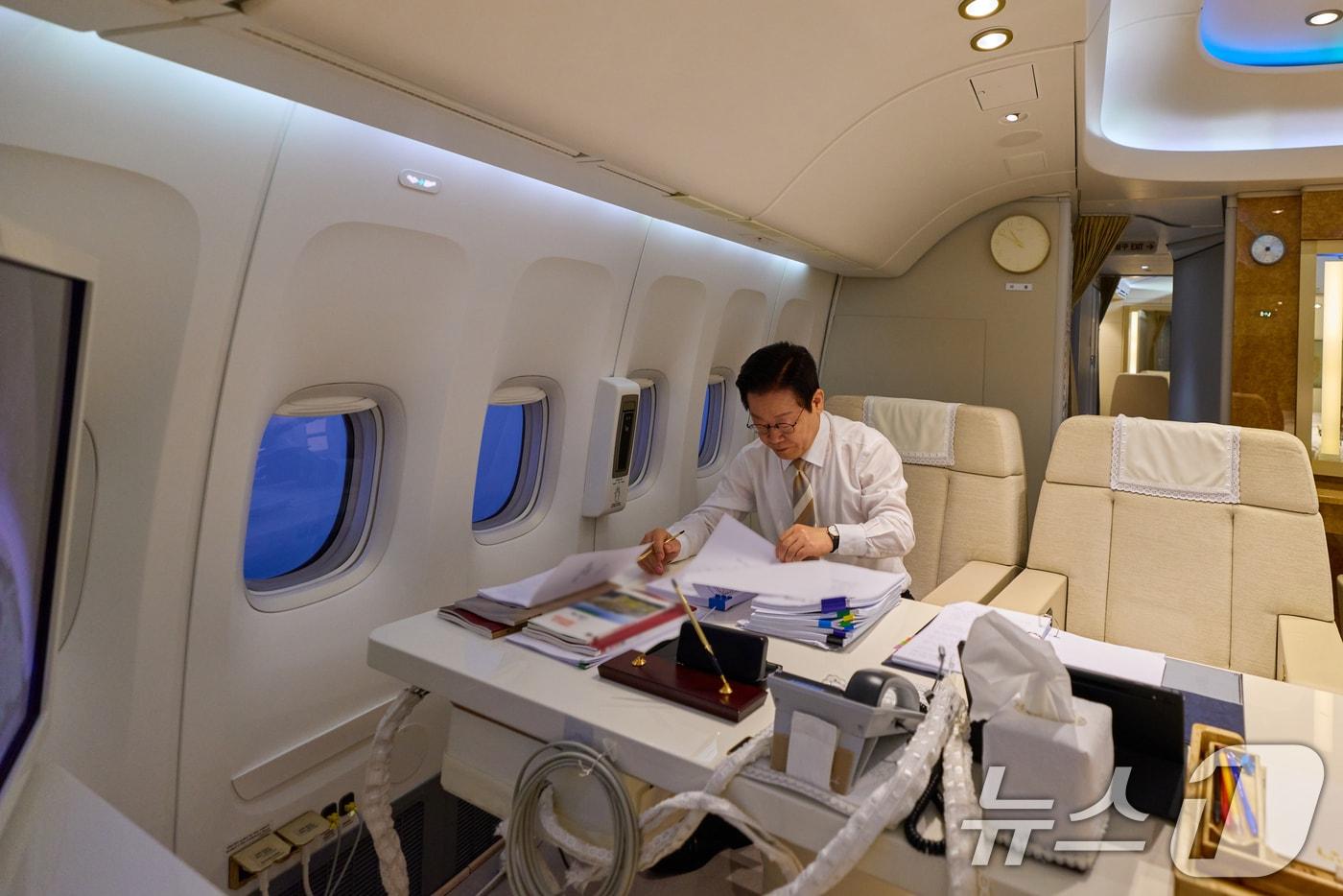 이재명 대통령이 19일&#40;현지시간&#41; UAE 국빈 방문을 마치고 다음 순방지인 이집트로 향하는 공군 1호기 내에서 집무를 보고 있다. &#40;이재명 대통령 SNS. 재판매 및 DB 금지&#41; 2025.11.20/뉴스1 ⓒ News1 허경 기자