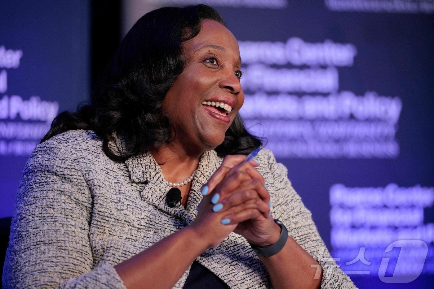 20일(현지시간) 리사 쿡 연방준비제도 이사가 워싱턴 D.C.에 위치한 조지타운 대학교 맥도너 경영대학원에서 열린 행사에 참석하여 연설하고 있다. 2025.11.20 ⓒ AFP=뉴스1