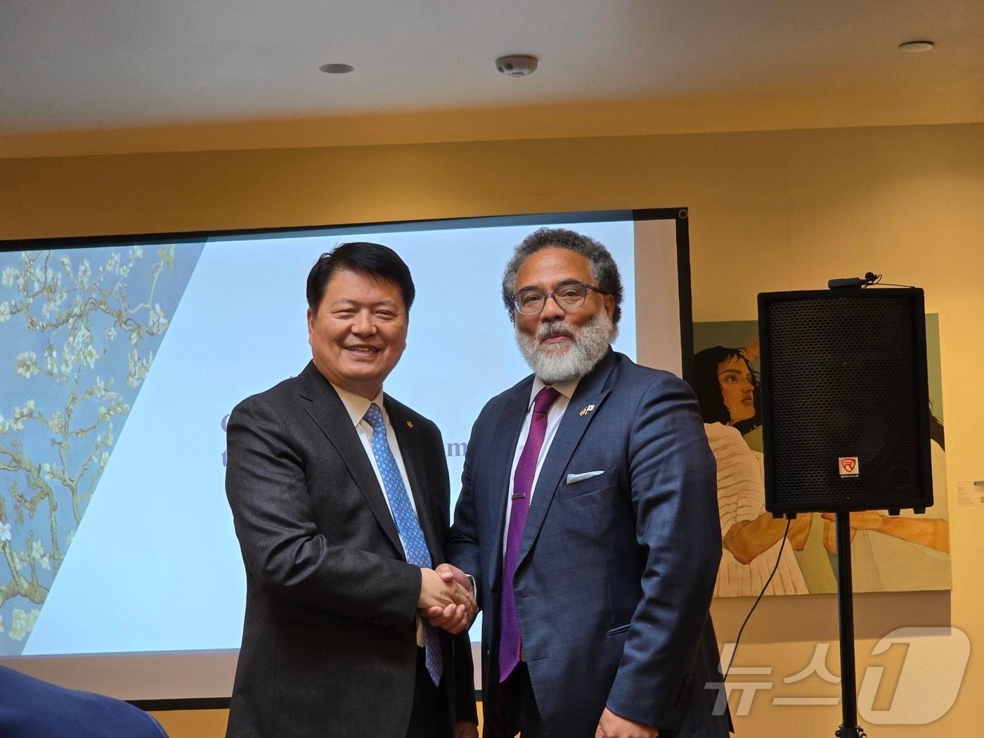 본문 이미지 - 라정찬 네이처셀 회장이 20일(현지시간) 미국 워싱턴DC 더라인DC 호텔에서 해리 코커 주니어 메릴랜드주 상무장관과 '바이오스타 스템셀(줄기세포) 캠퍼스' 건립 협약을 기념하는 촬영을 하고 있다. 2025.11.20. ⓒ News1 류정민 특파원