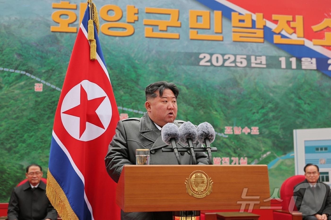 &#40;평양 노동신문=뉴스1&#41; = 북한 노동당 기관지 노동신문은 21일 &#34;회양군민발전소 준공식이 11월 20일에 성대히 진행되였다＂며 ＂조선로동당 총비서이시며 조선민주주의인민공화국 국무위원장이신 경애하는 김정은 동지께서 준공식에 참석했다＂고 보도했다. [국내에서만 사용가능. 재배포 금지. DB 금지. For Use Only in the Republic of Korea. Redistribution Prohibited] rodongphoto@news1.kr