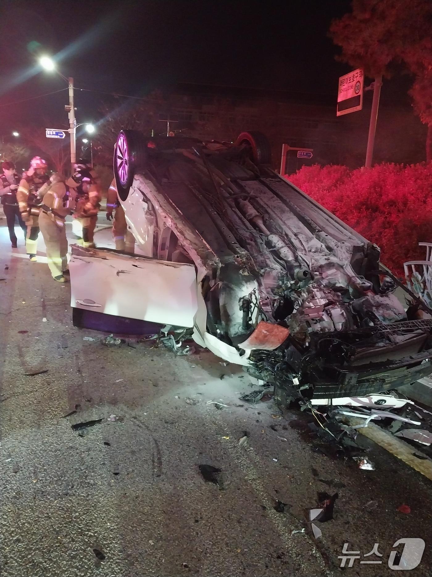 본문 이미지 - 21일 오전 2시께 전북 전주시 덕진구 덕진동 한 도로에서 k5 승용차가 인도 울타리를 들이받고 전복되는 사고가 발생했다. &#40;전북소방본부 제공&#41;/뉴스1