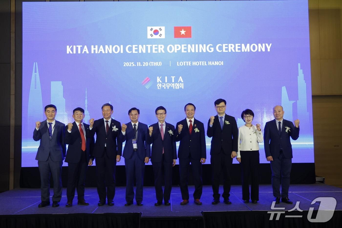지난 20일&#40;현지시각&#41; 베트남 롯데호텔 하노이에서 열린 한국무역협회&#40;KITA&#41; 하노이 사무소 개소식에 주요 인사들이 기념사진을 촬영하고 있다.왼쪽부터 세번째 베트남한인상공인연합회 고태연 회장, 다섯번째 한국무역협회 윤진식 회장, 여섯번째 베트남상공회의소 응우옌 광 빈 부회장.&#40;KITA 제공&#41;