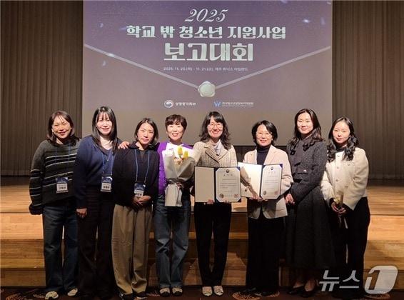 본문 이미지 - 지난 20일 제주 서귀포시 휘닉스 아일랜드에서 열린 &#39;2025년 학교밖청소년지원사업 보고대회에서 부산시가 전국 1위를 차지하고 기념 촬영하고 있다.&#40;부산시 제공. 재판매 및 DB금지&#41;