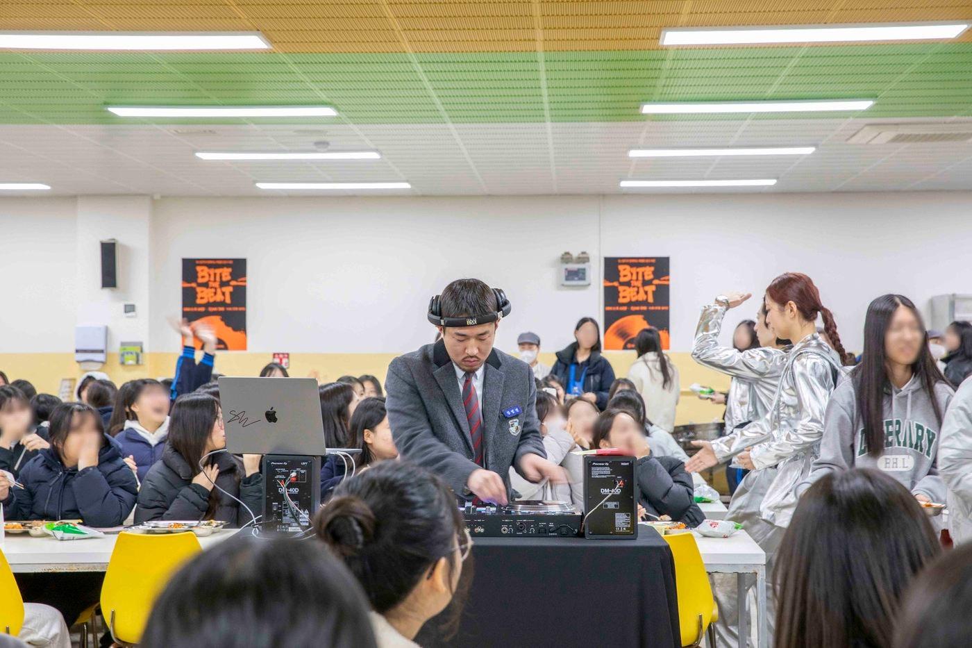 아워홈은 19일 한광여고와 한광남고 급식실에서 ‘바이트더비트’ DJ 공연을 열었다..&#40;아워홈 제공&#41; 