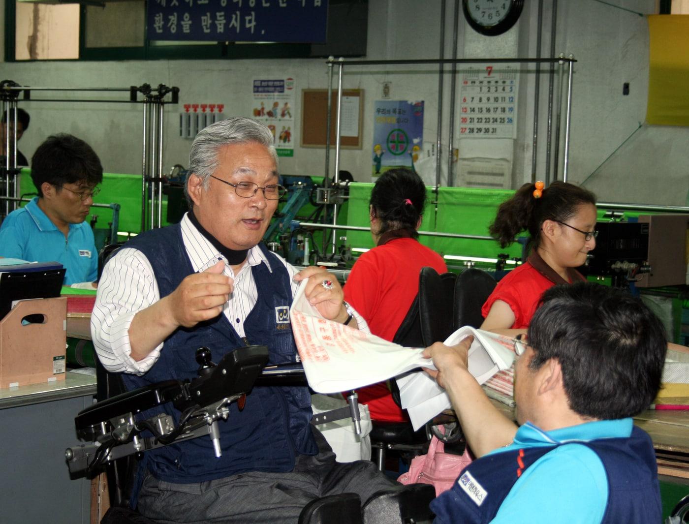 본문 이미지 - HD현대1%나눔재단이 제3회 HD현대아너상 대상에 정덕환 씨를 선정했다. 정덕환 씨는 40여 년에 걸쳐 장애인의 사회참여를 확대하며 자립 중심의 &#39;생산적 복지&#39; 모델 구축에 힘써왔다. &#40;HD현대1%나눔재단 제공&#41;