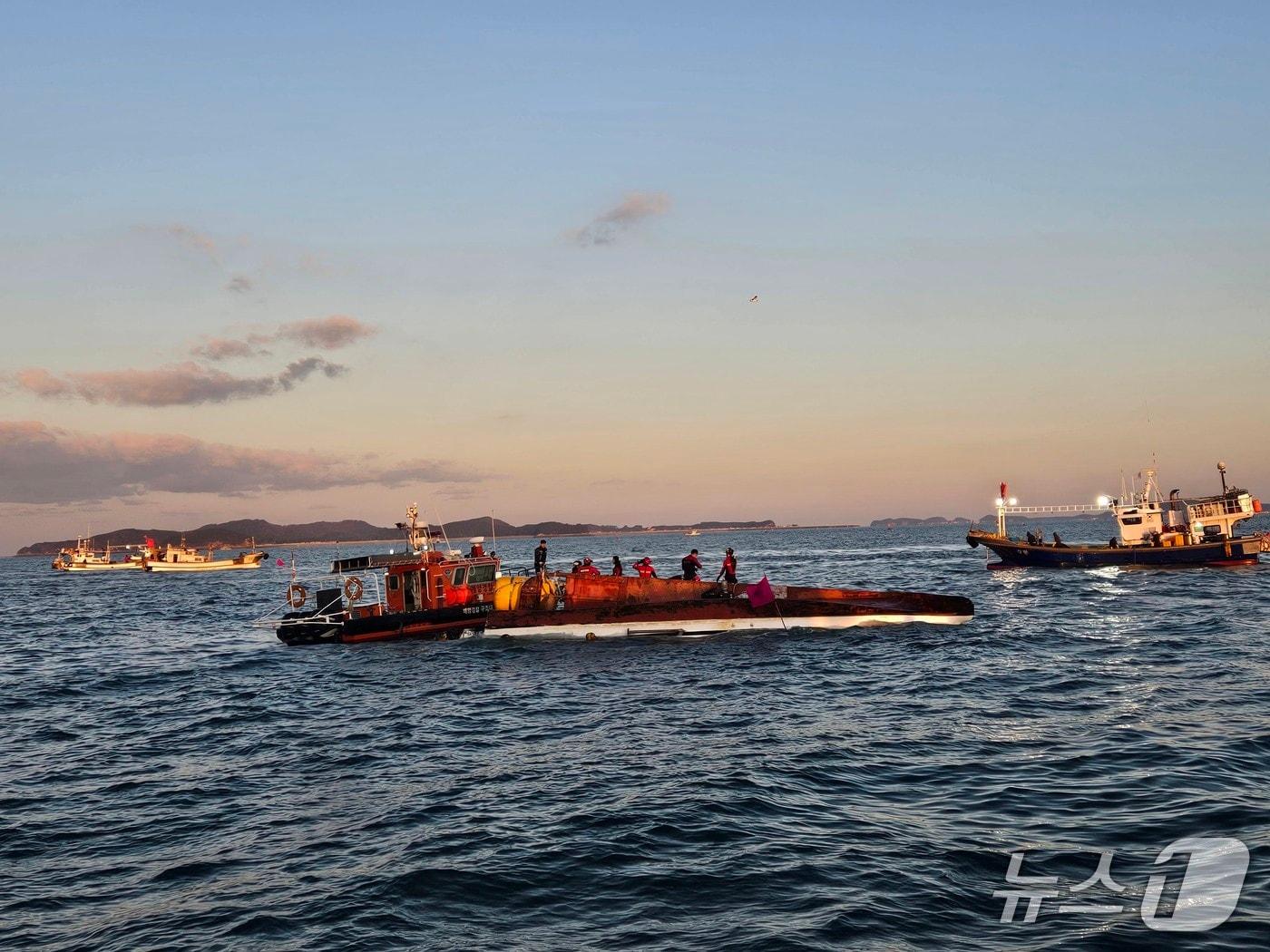 본문 이미지 -  보령 어선 전복 사고 현장. (보령해경 제공, 재판매 및 DB금지) /  뉴스1