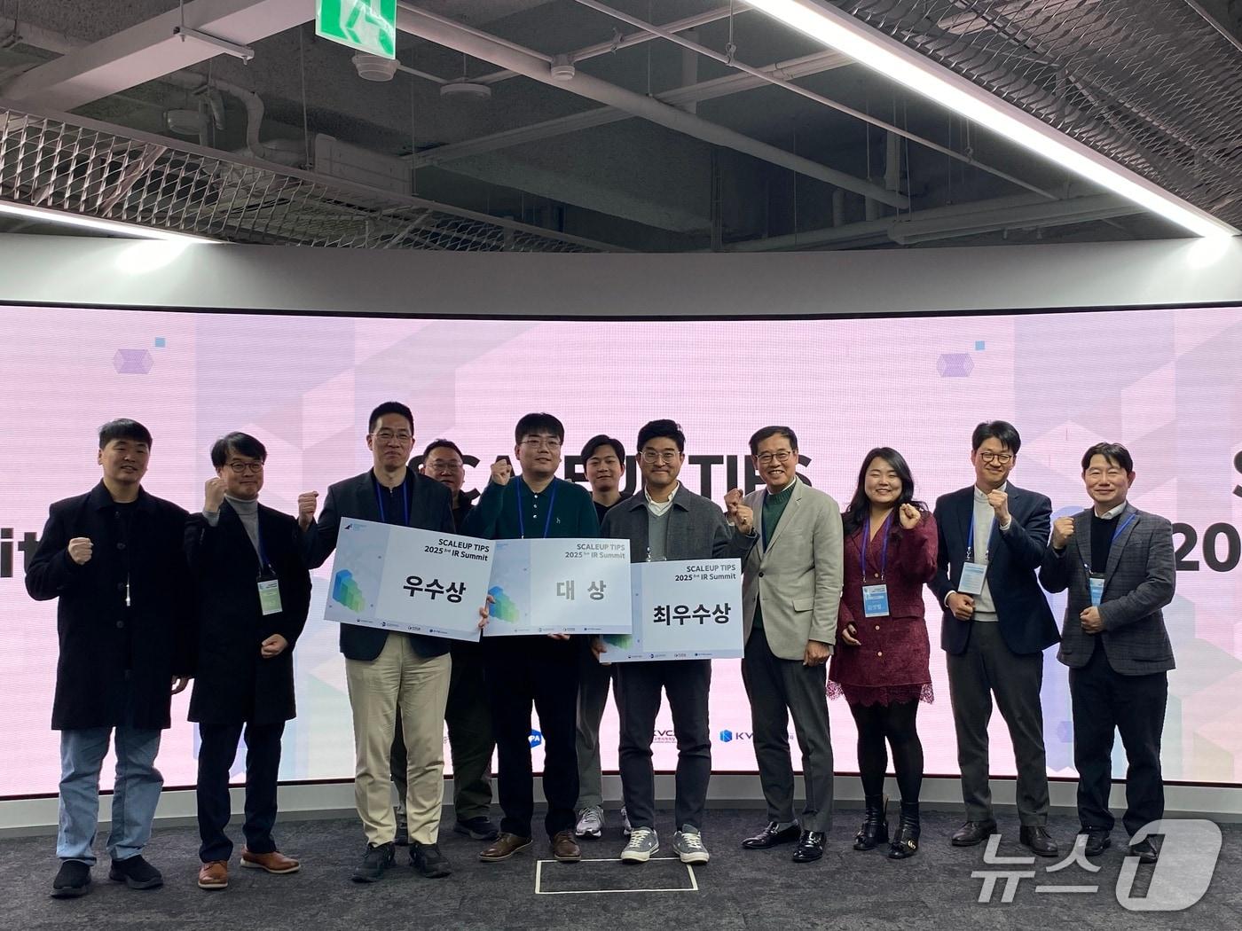 본문 이미지 - 제3회 스케일업 팁스 IR 서밋 참가자들이 기념 촬영을 하고 있다.&#40;한국벤처캐피탈협회 제공&#41;