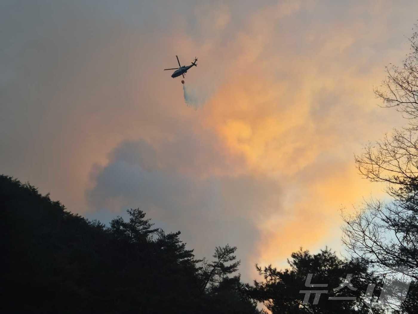 본문 이미지 - 강원 인제 기린면 현리에서 산불이 발생한 지 이틀째인 21일 오전 산불진화헬기가 불을 끄고 있다. (강원도소방본부 제공. 재판매 및 DB금지) 2025.11.21/뉴스1 ⓒ News1 한귀섭 기자